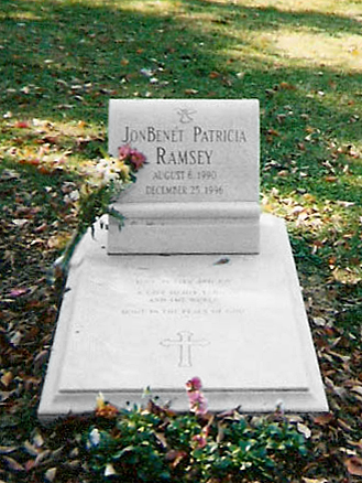 English: JonBenét Ramsey grave at Saint James Episcopal Cemetery in Marietta, Georgia./Español: La tumba de JonBenét Ramsey en el cementerio episcopal Saint James, ubicado en Marieta, Georgia.