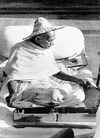 Gandhi_spinning_Noakhali_1946